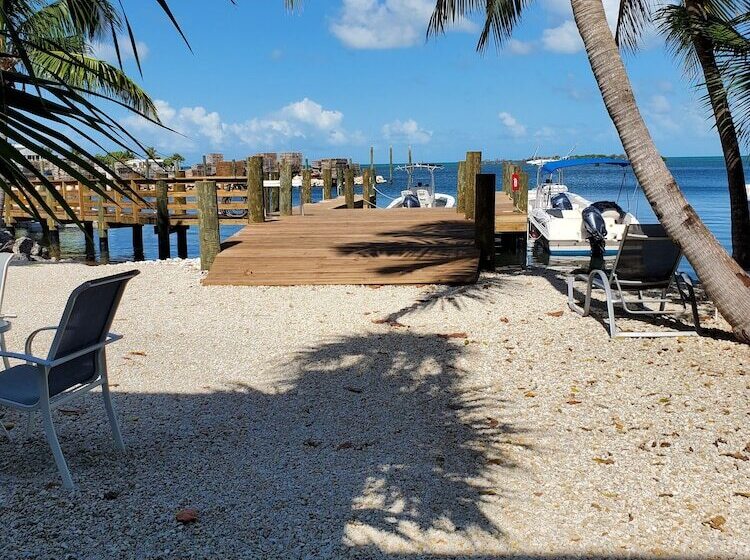 شقة غرفة واحدة, Captain Pip's Marina & Hideaway