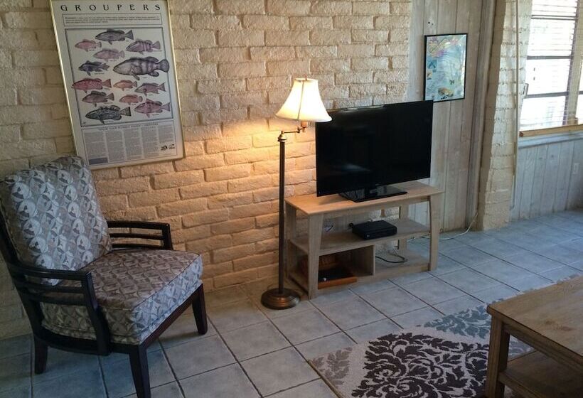 شقة غرفة واحدة, Captain Pip's Marina & Hideaway