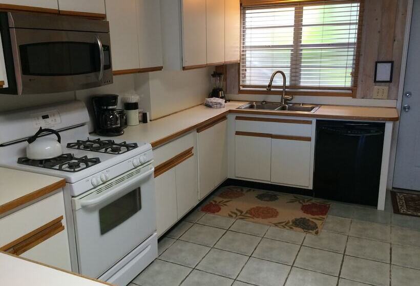 شقة غرفة واحدة, Captain Pip's Marina & Hideaway