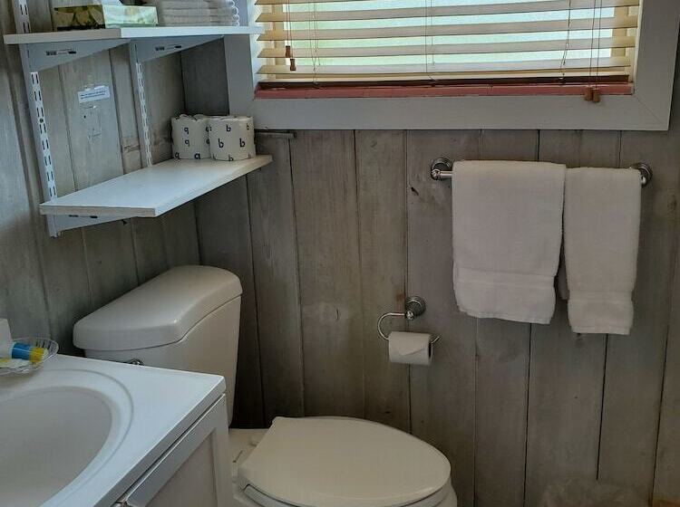 شقة غرفة واحدة, Captain Pip's Marina & Hideaway