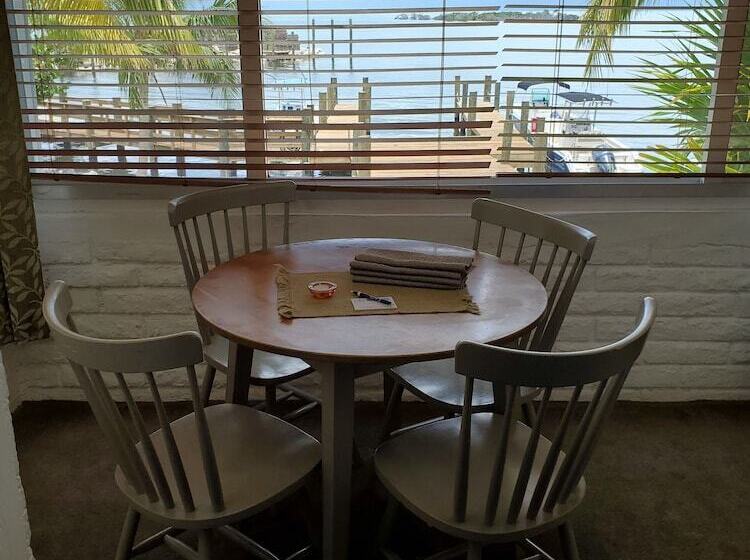 شقة غرفة واحدة, Captain Pip's Marina & Hideaway