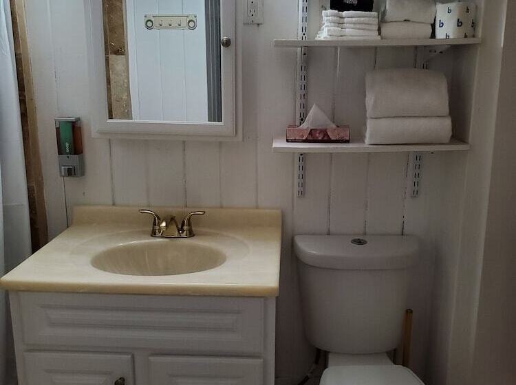 إستوديو قياسى, Captain Pip's Marina & Hideaway