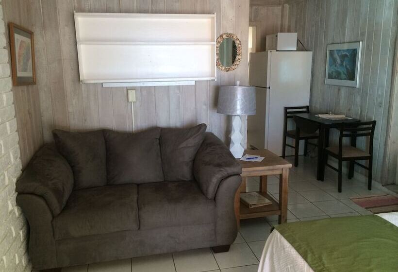 إستوديو قياسى, Captain Pip's Marina & Hideaway