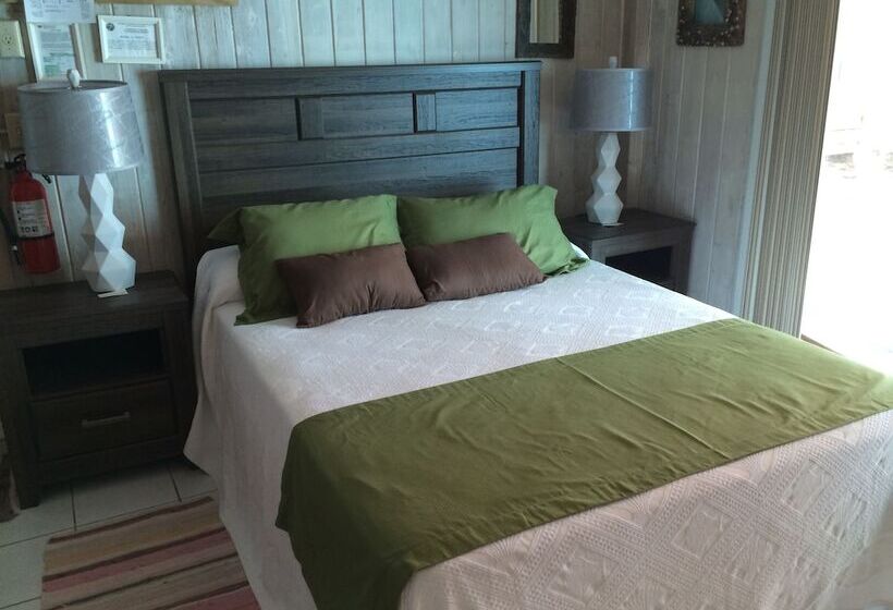 إستوديو قياسى, Captain Pip's Marina & Hideaway