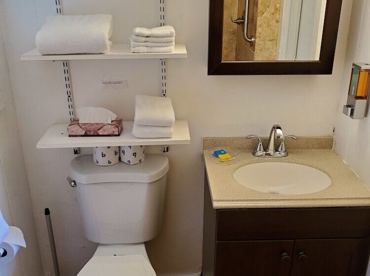 إستوديو قياسى, Captain Pip's Marina & Hideaway