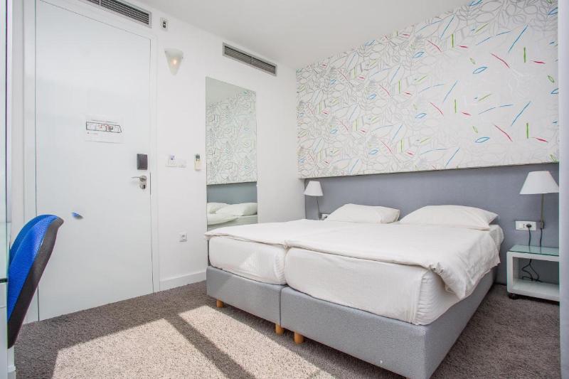 חדר סטנדרט, Jona