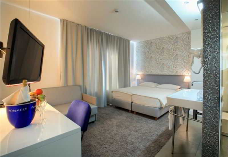 חדר סטנדרט, Jona