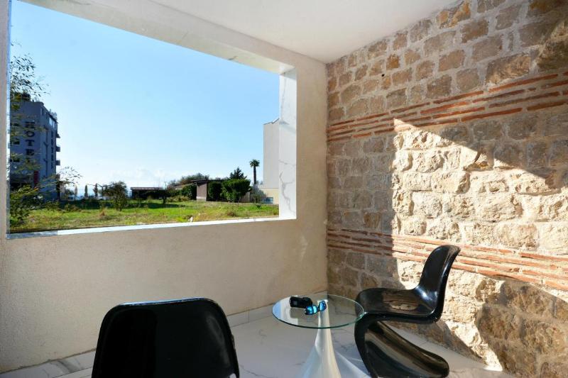 חדר קומפורט, Jona