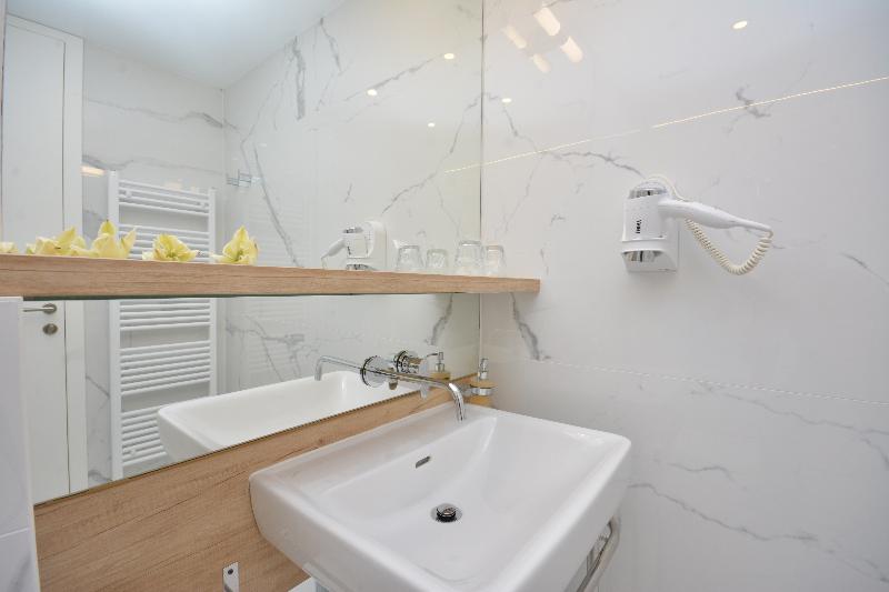 חדר קומפורט, Jona