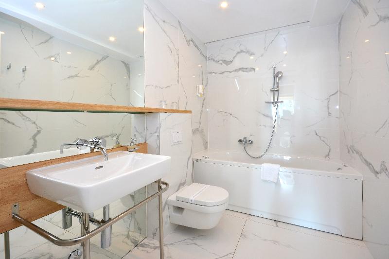 חדר קומפורט, Jona