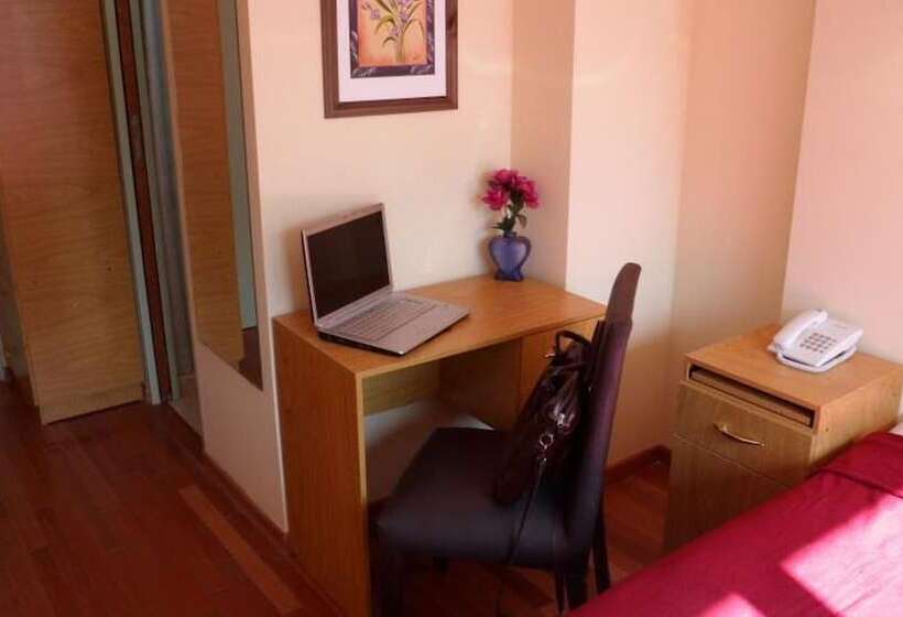 اتاق استاندارد سه نفره, Juramento De Lealtad Townhouse