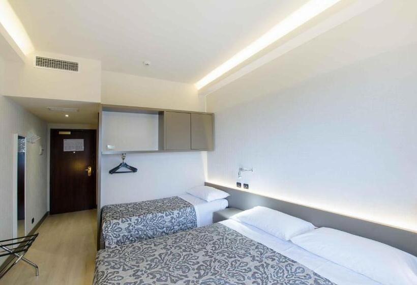 חדר סטנדרט לשלושה, The Gate