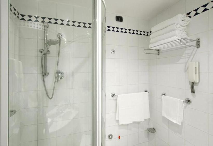 חדר סטנדרט, The Gate