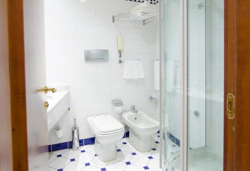 חדר סטנדרט, The Gate