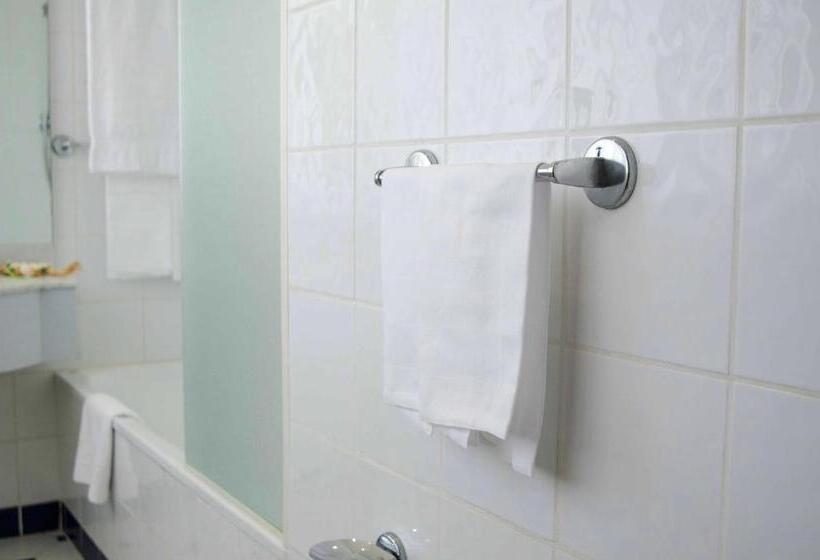 חדר אקונומי יחיד, The Gate