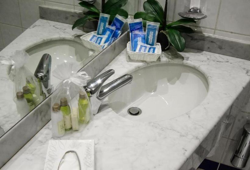 חדר אקונומי, The Gate