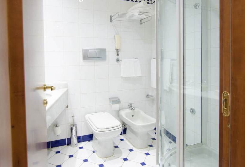 חדר סטנדרט, The Gate