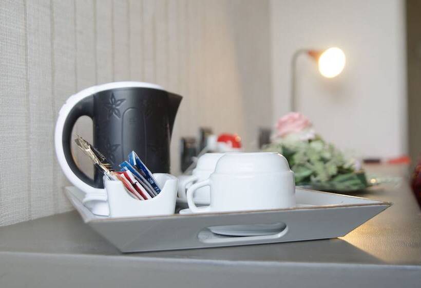 חדר סטנדרט לשלושה, The Gate