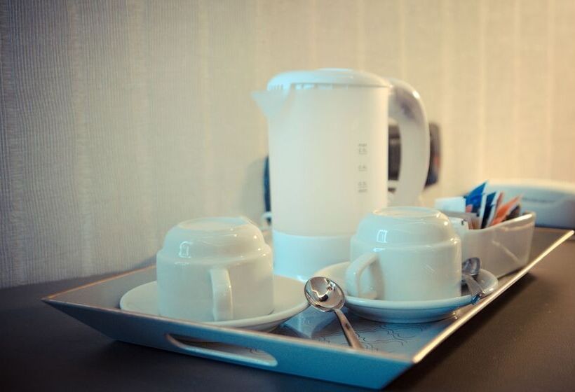 חדר סטנדרט לארבעה, The Gate