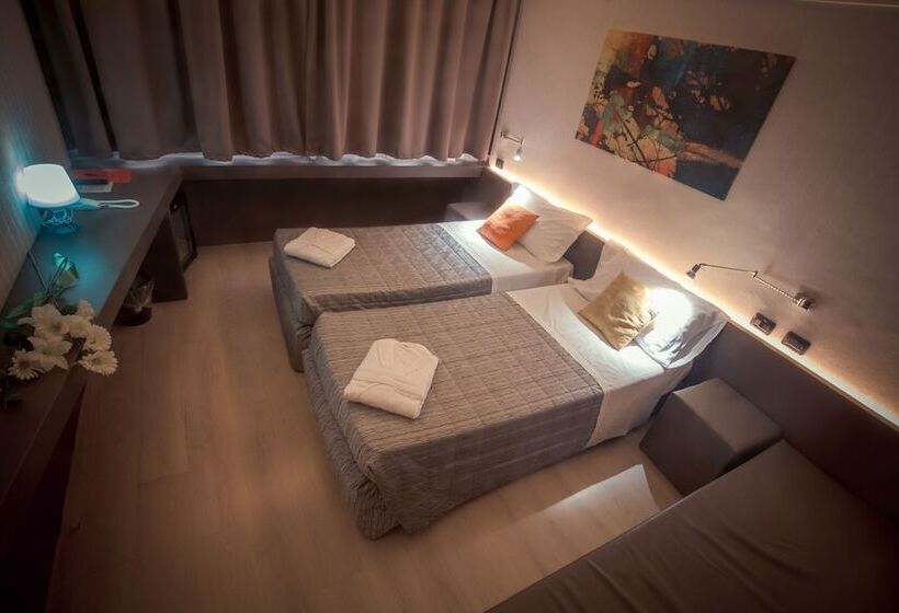 חדר סטנדרט, The Gate