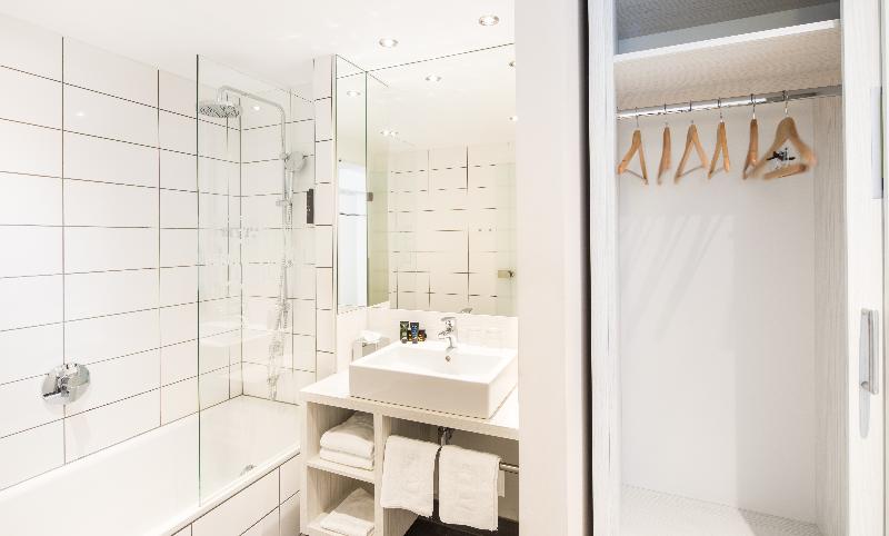 جناح جونيور, Zeitgeist Vienna Hauptbahnhof