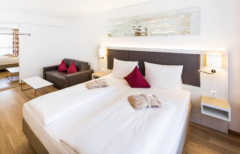 جناح جونيور, Zeitgeist Vienna Hauptbahnhof