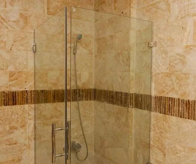 سوییت خانوادگی, Sybaris Suites & Residences