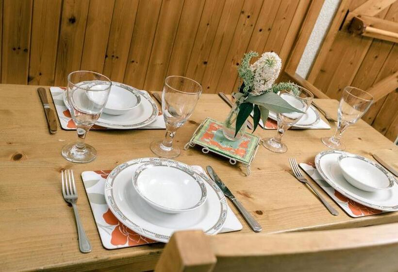 شقة غرفة واحدة, Galwad Y Mor