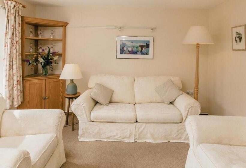 شقة غرفة واحدة, Galwad Y Mor