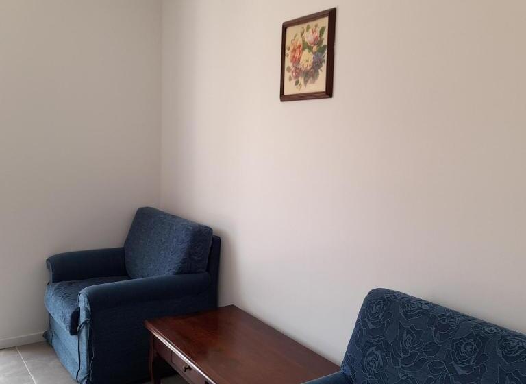 家庭间, Demizson Panzio