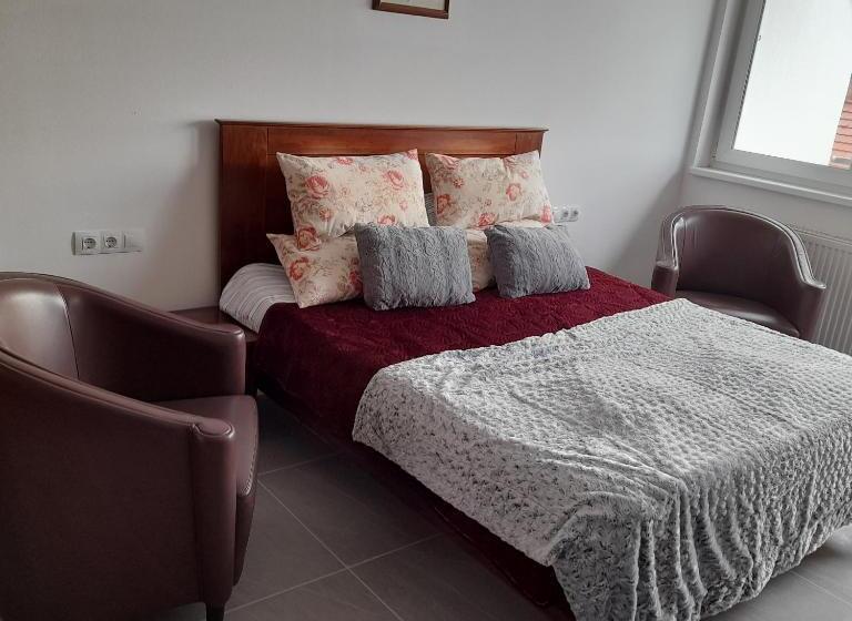 家庭间, Demizson Panzio