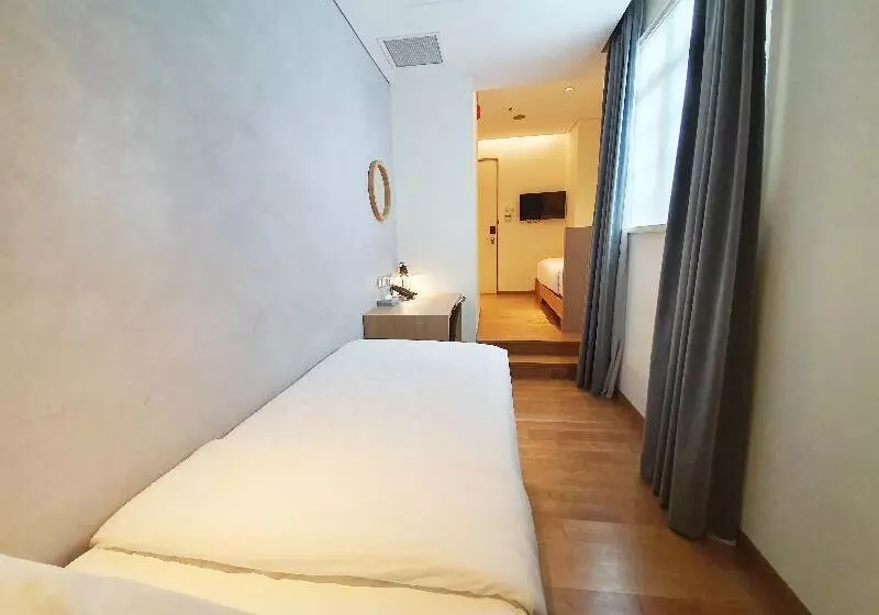 Deluxe Room, Clover 769 North Bridge Road