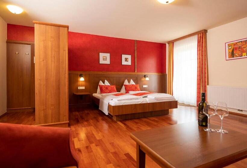 סוויטת ג'וניור עם מרפסת, Neustifter