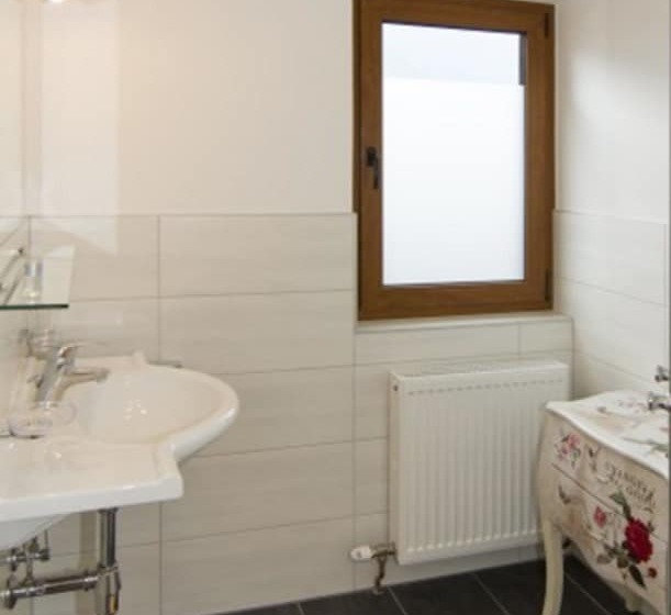 标准三人间, Neuwirt