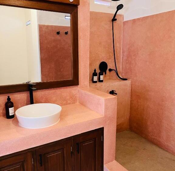 디럭스 테라스 룸 바다 전망, The Slow Vegan