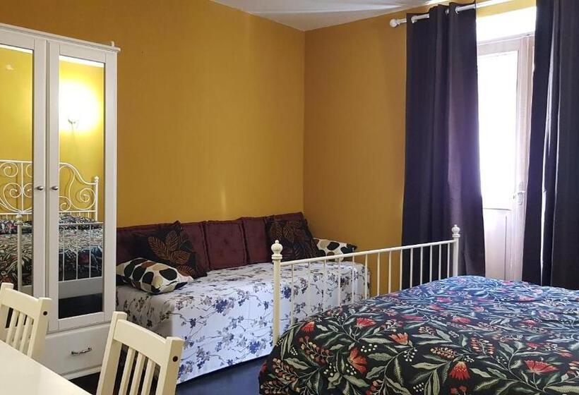 חדר משפחתי, The Green Lake House