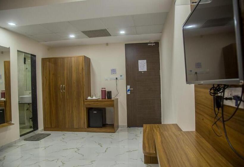 اتاق لوکس با تخت بزرگ, Vadpadraka Hotel And Resort