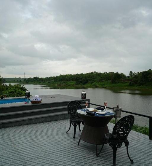 מיטת קינג בסוויטה, Anchaviyo Resort