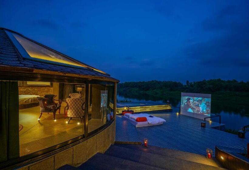 מיטת קינג בסוויטה, Anchaviyo Resort