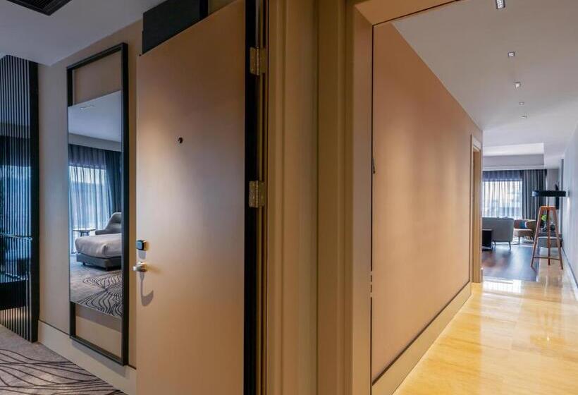 景色の見えるスイートルーム, Crowne Plaza Istanbul Tuzla Viaport Marina, An Ihg