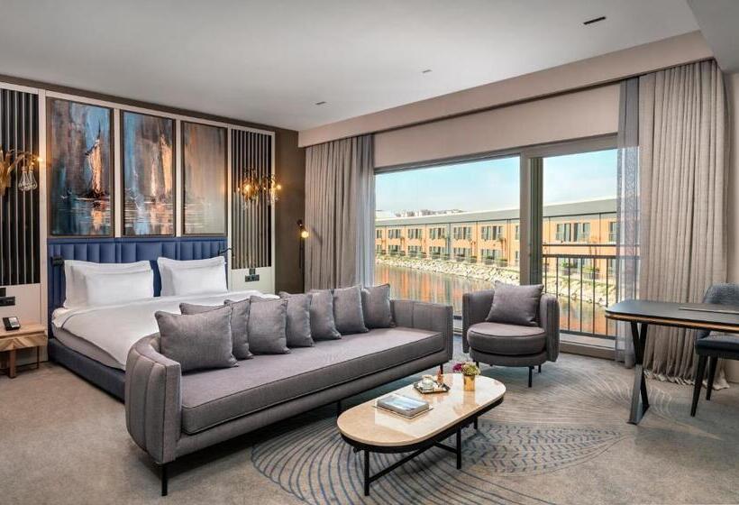 景色の見えるスイートルーム, Crowne Plaza Istanbul Tuzla Viaport Marina, An Ihg