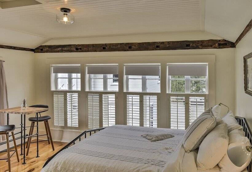 اتاق لوکس, The Burrell House