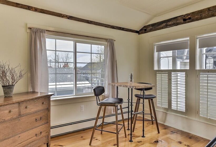 اتاق لوکس, The Burrell House