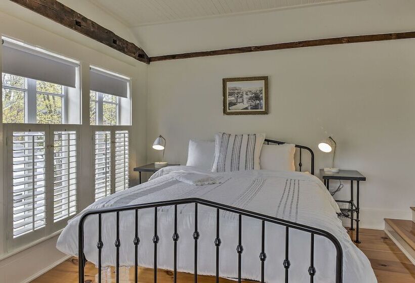 اتاق لوکس, The Burrell House