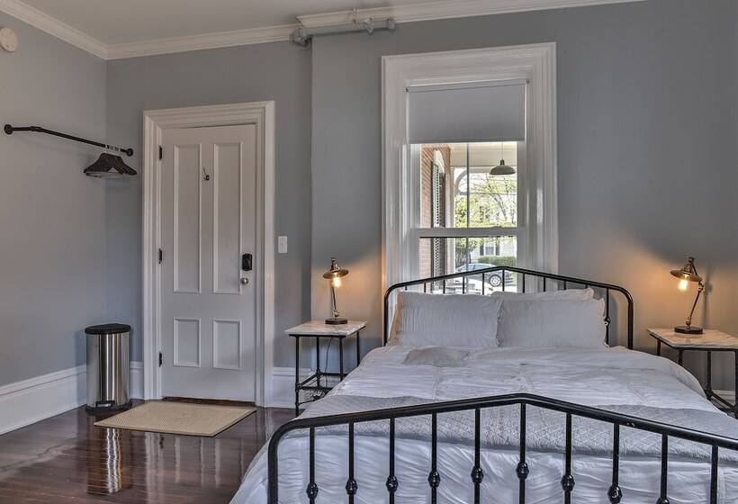 اتاق لوکس, The Burrell House