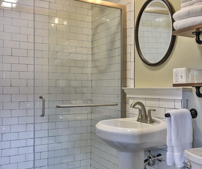 اتاق لوکس, The Burrell House