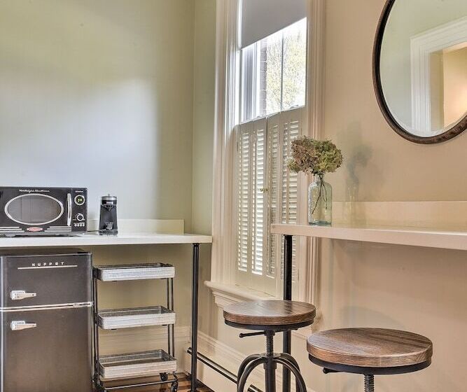 اتاق لوکس, The Burrell House