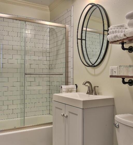 اتاق لوکس با تخت بزرگ, The Burrell House