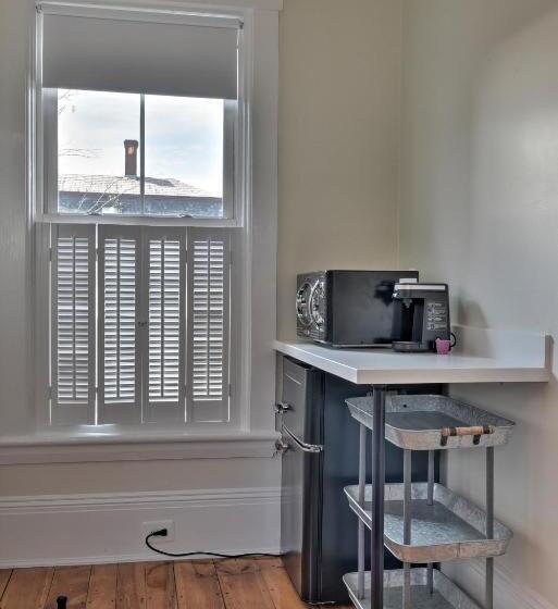 اتاق لوکس با تخت بزرگ, The Burrell House