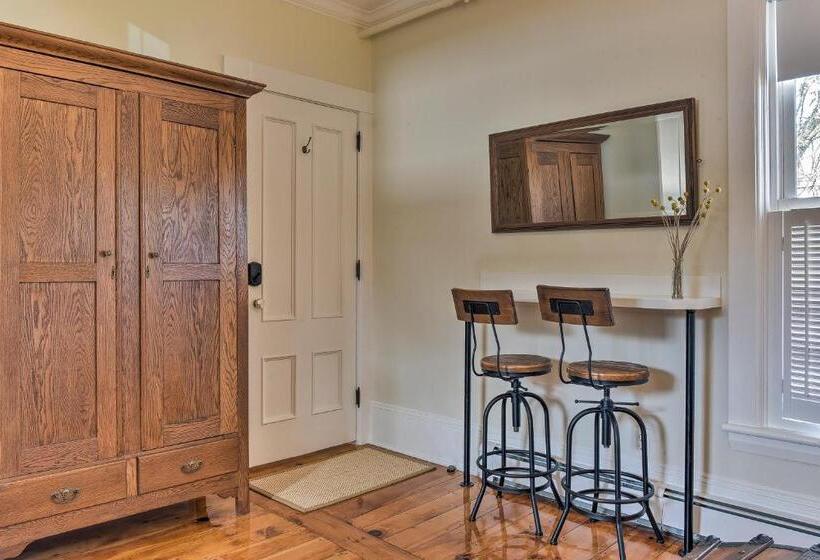 اتاق لوکس با تخت بزرگ, The Burrell House